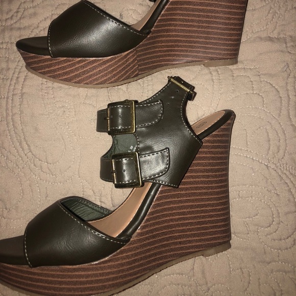 Olive green strappy wedge heels - Picture 1 of 3